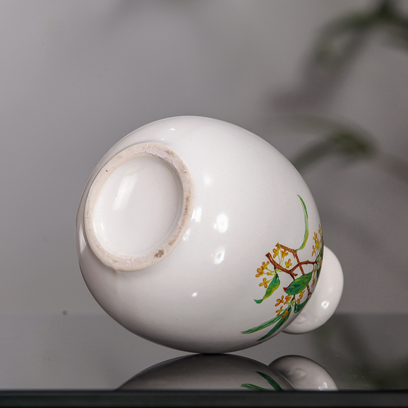 对于专业生产陶瓷酒瓶的厂家大多是依客户提供的模具，或依图纸、样瓶新开的模具进行生产